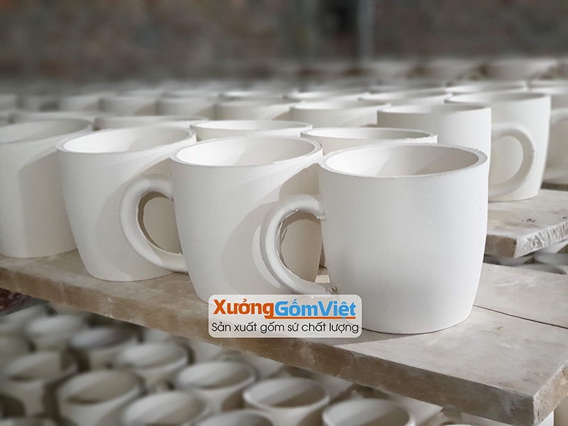 Bề mặt sản phẩm ly sứ mộc căng mịn